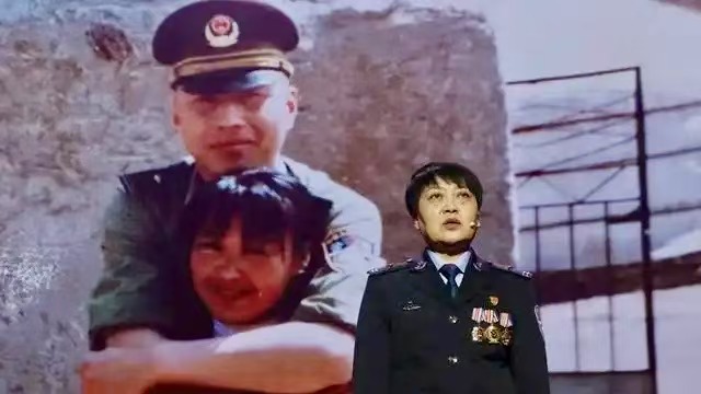 “012642”一家三口 一个警号！丈夫牺牲后 警号由妻子重启 妻子退休将警号传承给儿子